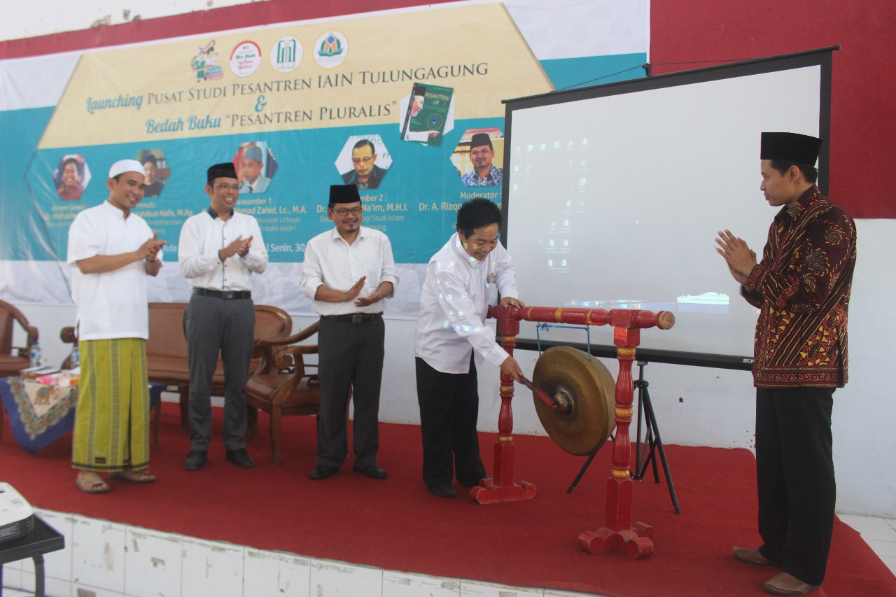 Launching Pusat Studi Pesantren: IAIN Tulungagung Gelar Bedah Buku “Pesantren Pluralis”