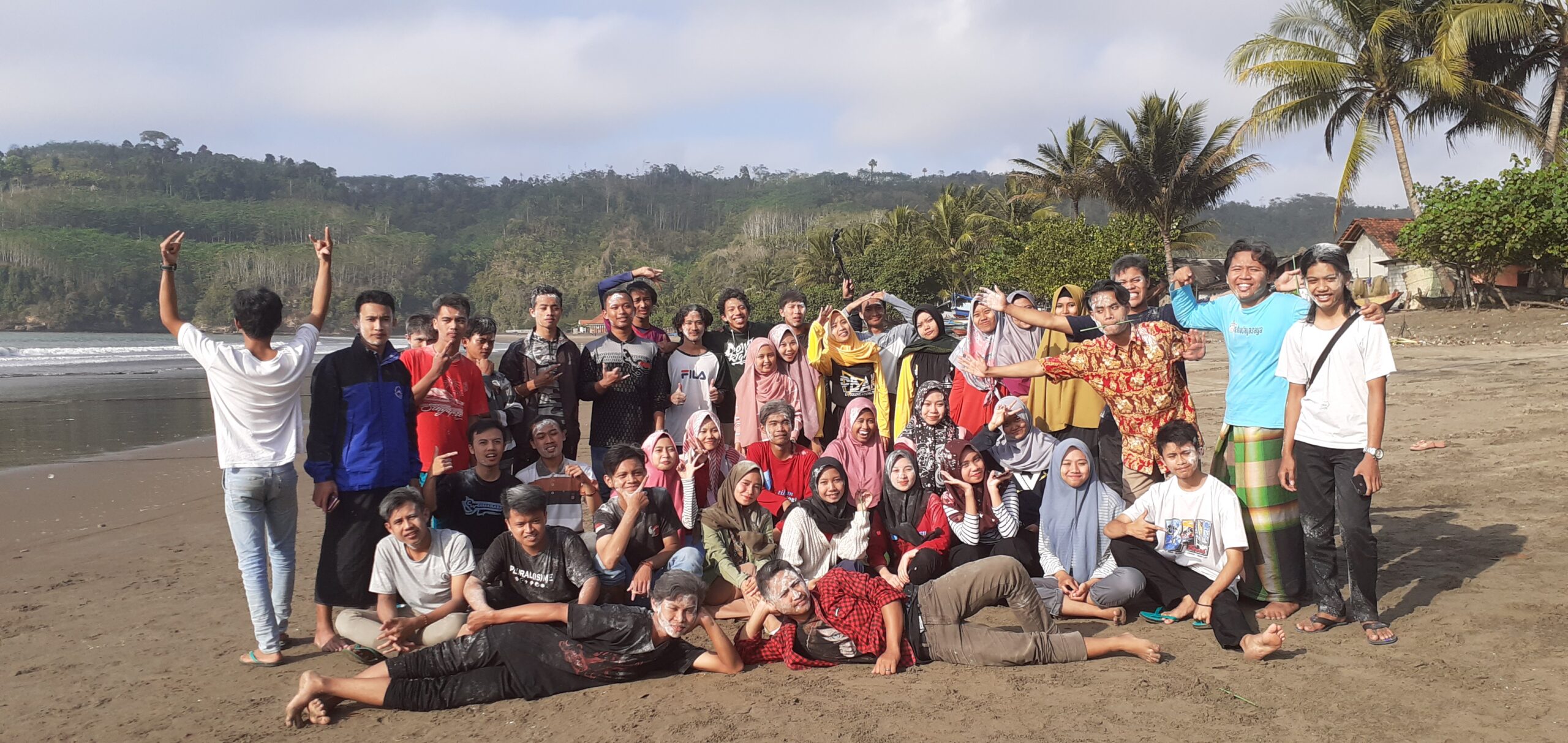 Mahasiswa AFI Menjalin Keakraban di Pantai Sine